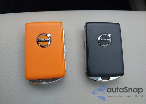 2021 Volvo Xc60 T5 Momentum z USA, uszkodzony, nr VIN YV4102RK3M1810644